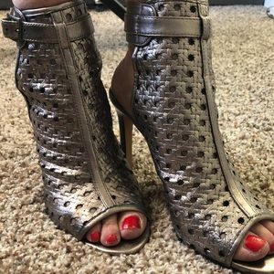 VINCE CAMUTO SILVER HEELS 6 1/2